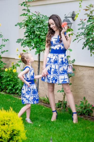 MAMMA e FIGLIA - Abito / vestito corto in bianco e blu reale con stampa mulini *Holland*